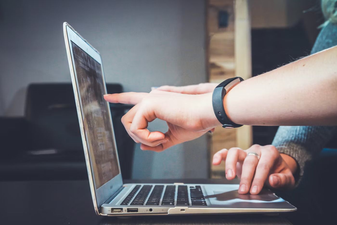 Pointing out a fix on a laptop screen